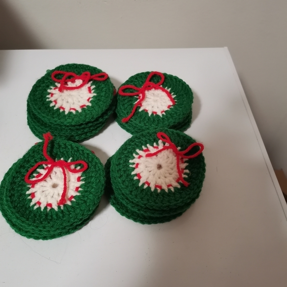 CHRISTMAS  ROUND HANDMADE VINTAGE CROCHET COASTERS RED, WHITE & GREEN, SET OF 17 - Picture 4 of 6